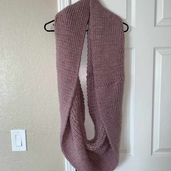 American Eagle Outfitters Accessories - AEO chunky knit infinity scarf